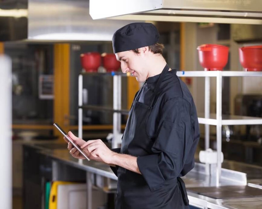 Restoranlarda ve Otellerde Nitelikli Personel Eksikliği: Çözüm Fikirleri ve Teknolojinin Rolü